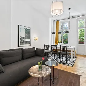33 E-g Schönhauser Allee Apartment